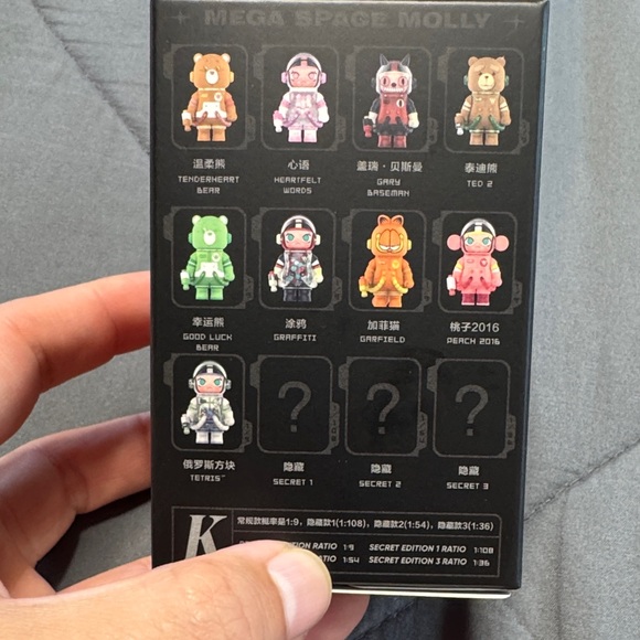 Molly Series 03 Pink Astronaut Figure - Picture 2 of 3